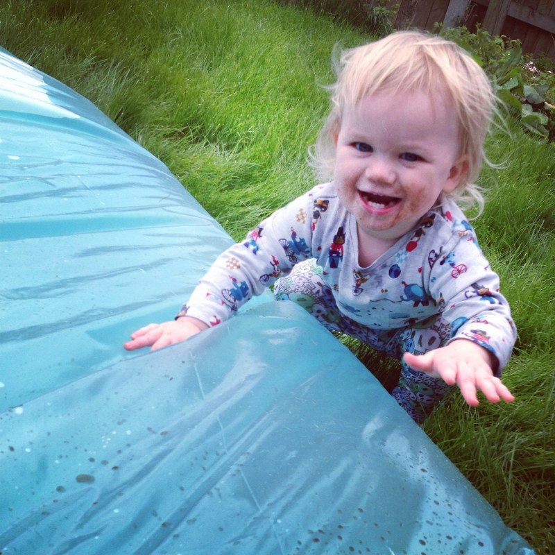 How to make a garden water pillow for summer! Toby and Roo