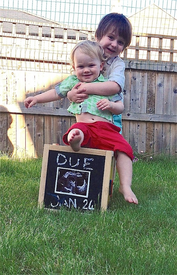 Toby & Roo :: daily inspiration for stylish parents and their kids. A great way to announce a pregnancy!