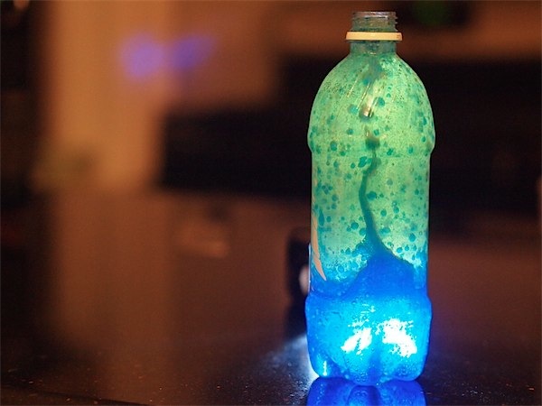 How to make your own lava lamp via Toby & Roo :: daily inspiration for stylish parents and their kids.