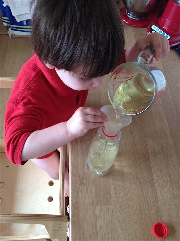 How to make your own lava lamp via Toby & Roo :: daily inspiration for stylish parents and their kids.