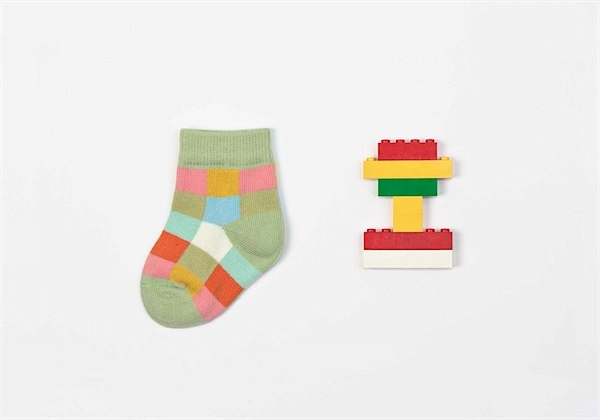 Petites pattes :: super fun socks via Toby & Roo :: daily inspiration for stylish parents and their kids.