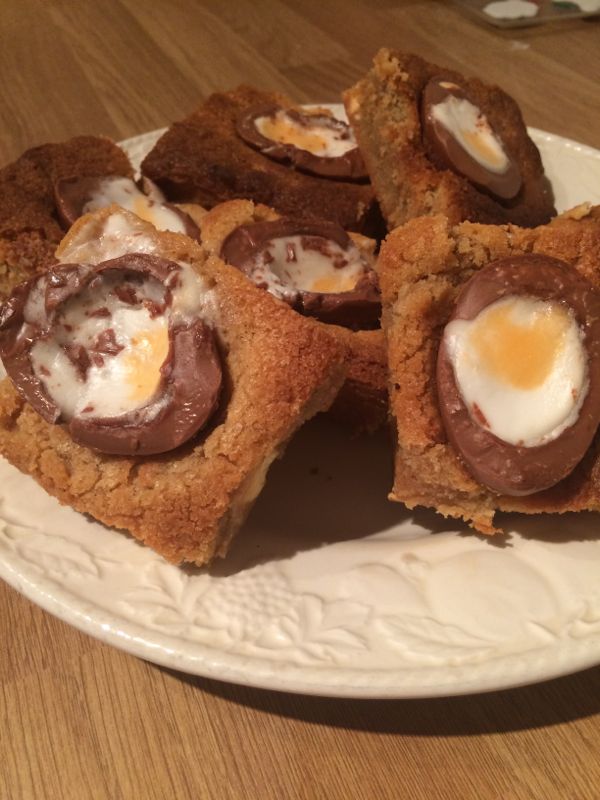 Creme Egg cookie bars via Toby & Roo :: daily inspiration for stylish parents and their kids.