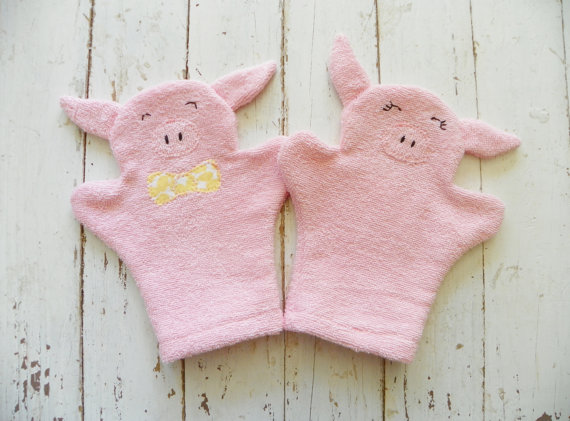 Adorable wash mitts that makes baby's first bath super cute! via Toby & Roo :: daily inspiration for stylish parents and their kids.