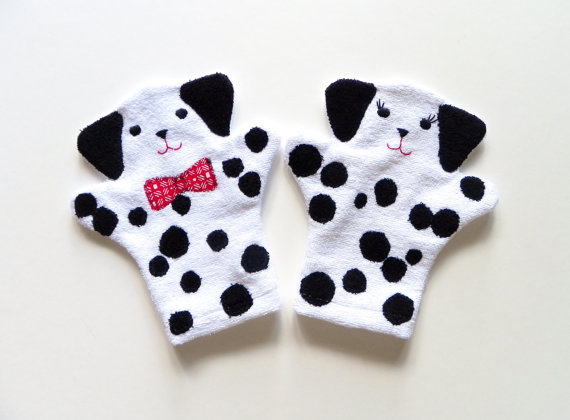 Adorable wash mitts that makes baby's first bath super cute! via Toby & Roo :: daily inspiration for stylish parents and their kids.