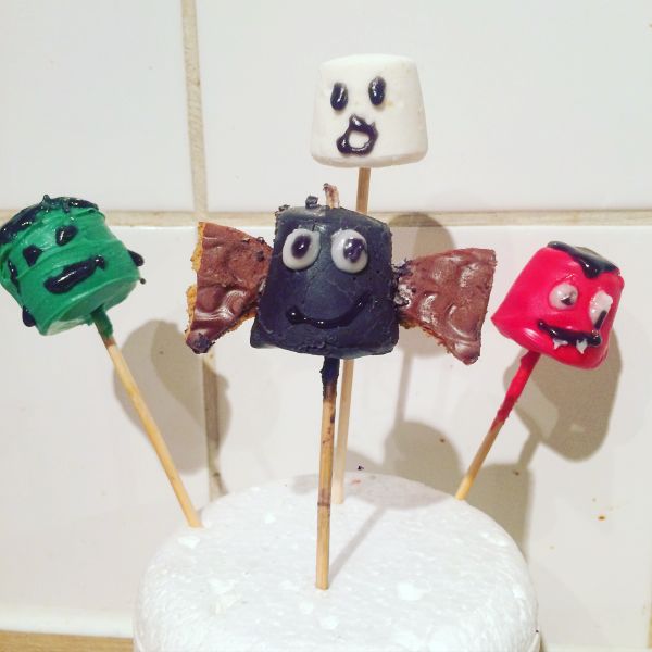How to make halloween marshmallow pops via Toby & Roo :: daily inspiration for stylish parents and their kids.