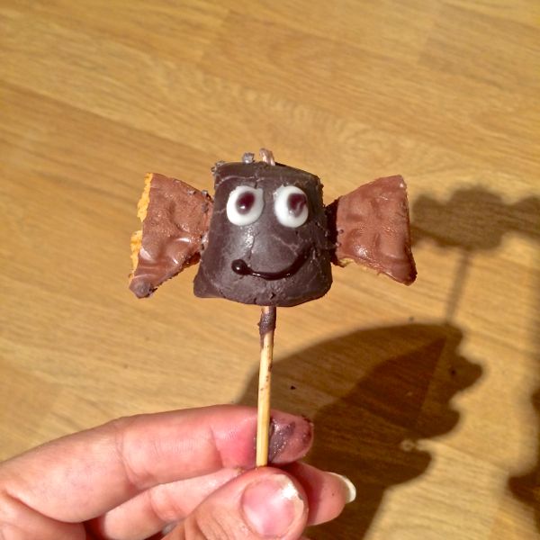 How to make halloween marshmallow pops via Toby & Roo :: daily inspiration for stylish parents and their kids.