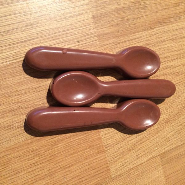 Hot to make hot chocolate spoons via Toby & Roo :: daily inspiration for stylish parents and their kids.