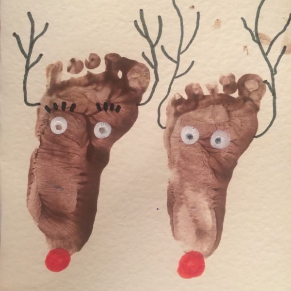 How to make reindeer foot print christmas cards via Toby & Roo :: daily inspiration for stylish parents and their kids.