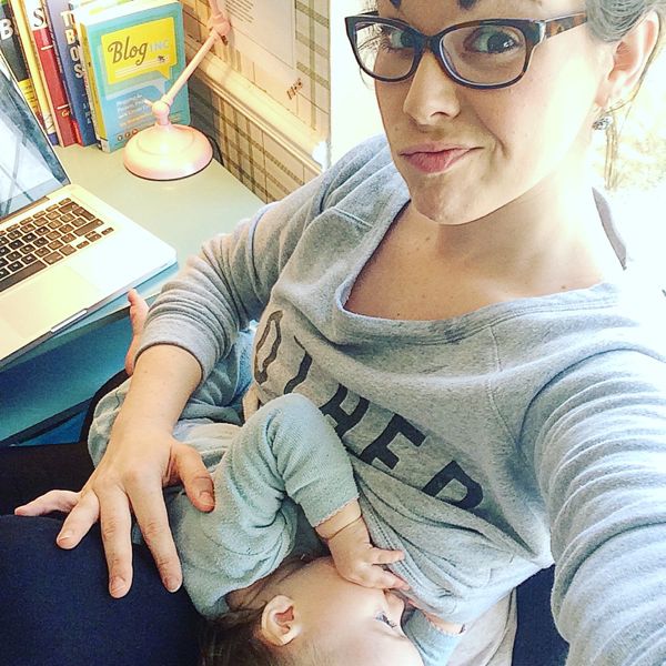 Breastfeeding mama power! Do you take brelfies (breastfeeding selfies?!) via Toby & Roo :: daily inspiration for stylish parents and their kids.
